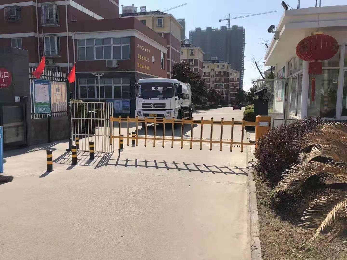 戴帽款單層柵欄道閘